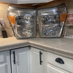 2014 F-250 Headlights.  Very Good Condition. Not Scratched 
