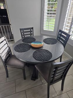 Round kitchen table