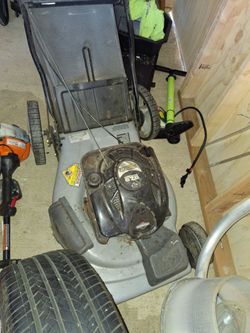 Free lawn mower****pending pickup****