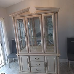 CHINA CABINET.  ( ONLY THE TOP PART... HALF WOOD HALF GLASS DOORS