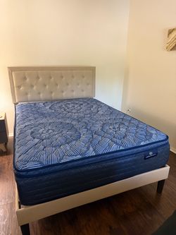 Queen Serta Perfect Sleeper bed set almost NEW