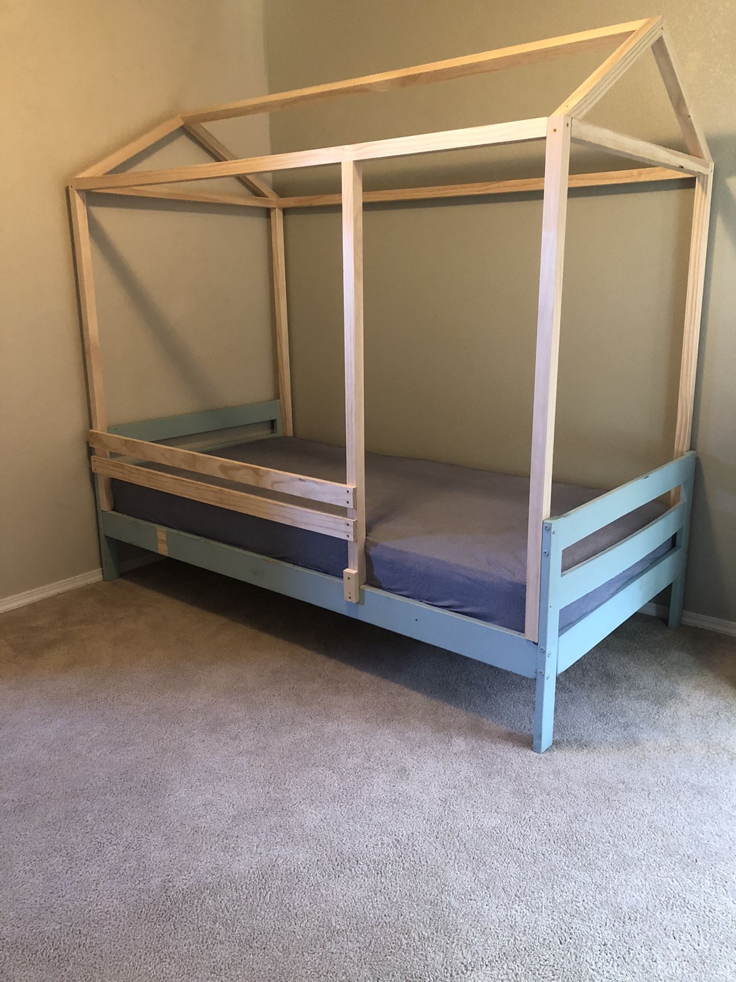 Adorable kids House Bed