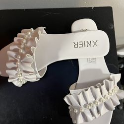 Women’s Size 8 White Pearl Sandals 