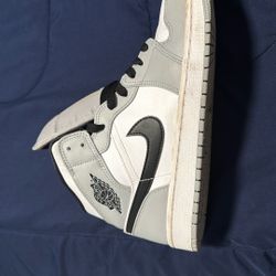 Air Jordan 1 Mid Smoke Grey