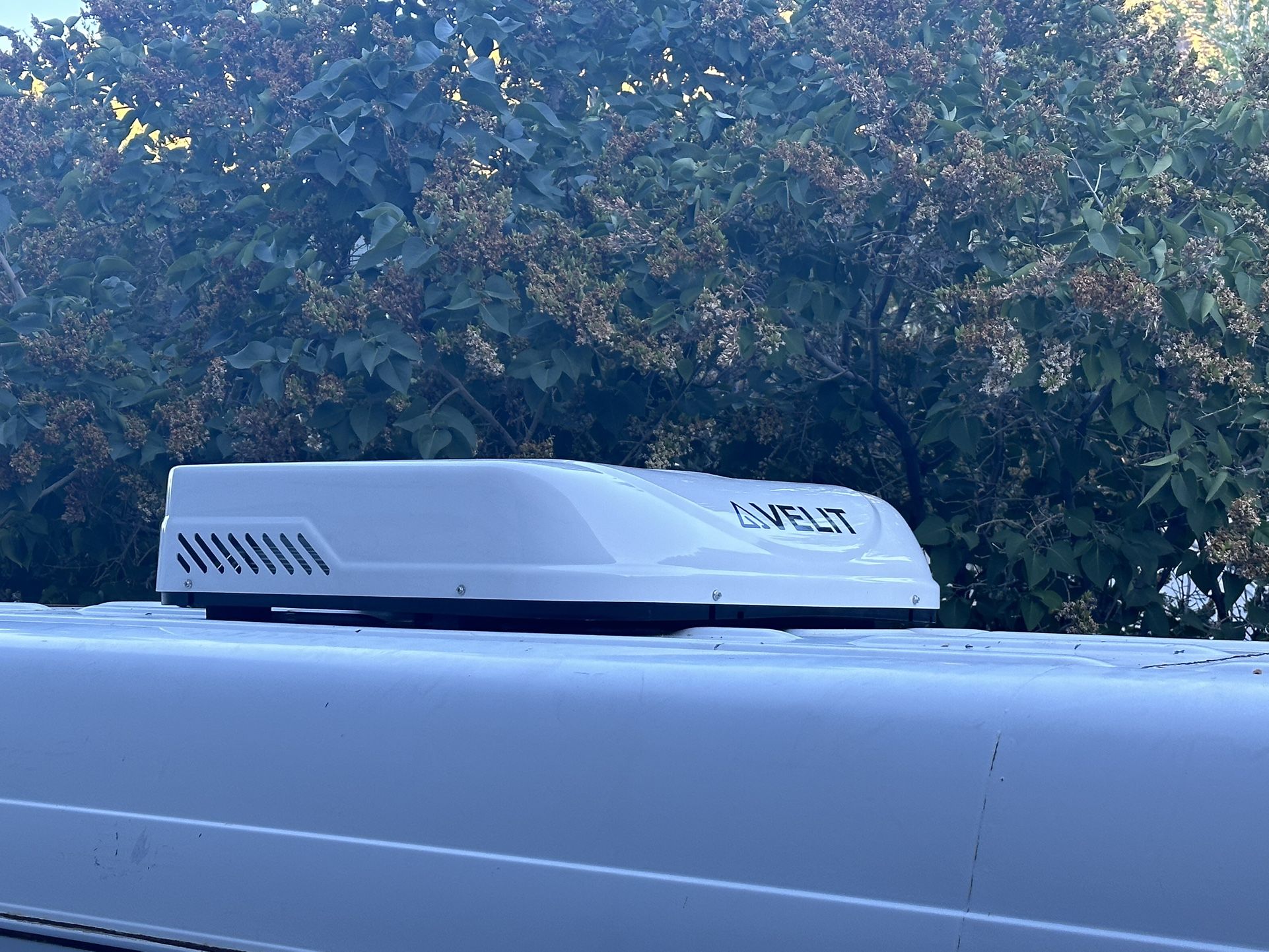 Velit 2000r 12v Rooftop AC unit (NEW) Open Box