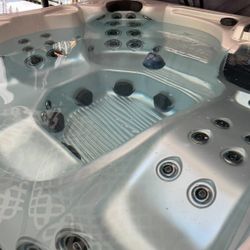 Luxurious 6 Person Spa With Extras & Free Delivery Within 50 Miles Of Fairhope!