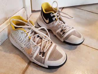 Boys size 5 Kyrie basketball shoes