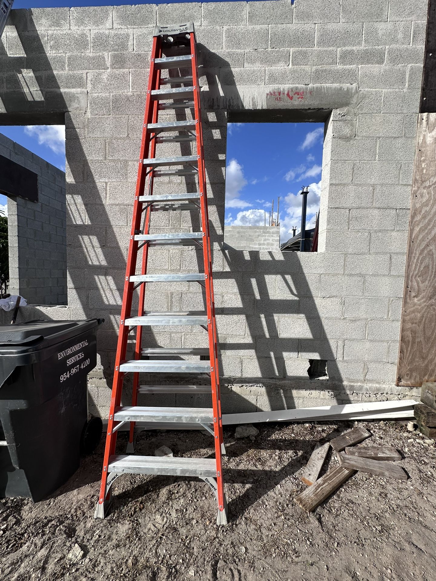LOUISVILLE Stepladder: 12 ft Ladder Size