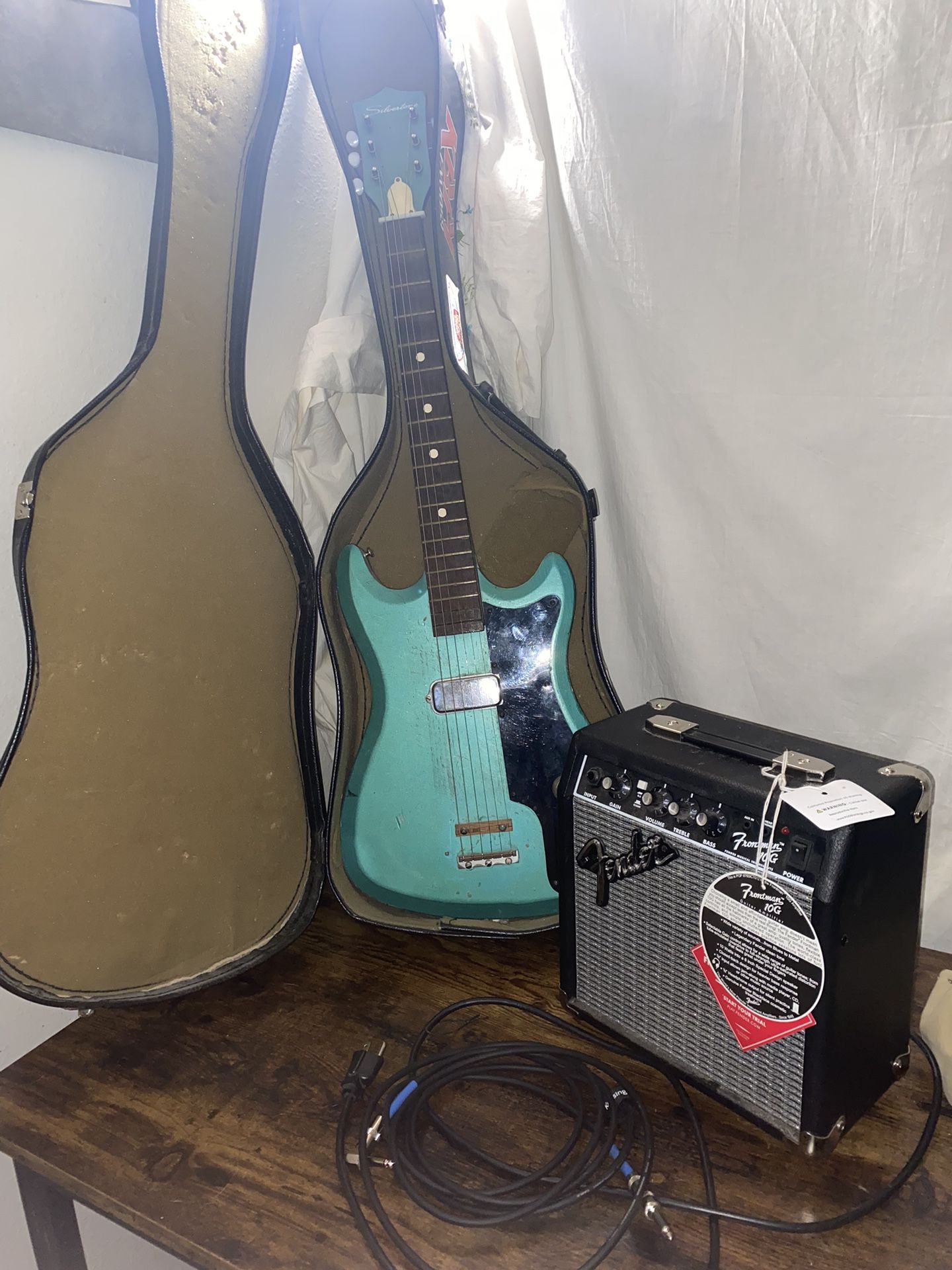 Early 1960s Silvertone 1413 electric guitar. Vintage Cool!! NO AMP