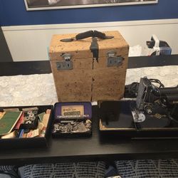 ANTIQUE SINGER PORTABLE SEWING MACHINE