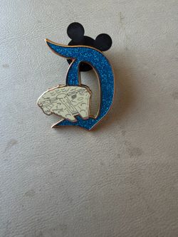 Disneyland D 70th Key Millennium Falcon Gold Back/Glitter Pin