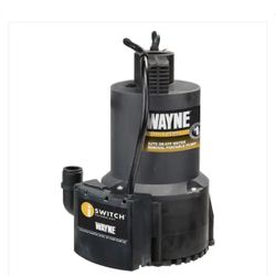 Wayne 1/4 hp Submersible Utility Pump and two Lay Flat Hoses