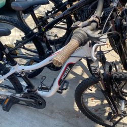 Women’s Specialize bike 