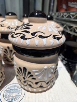 Azucarera decoracion blanco y negro ($5 cada una)
