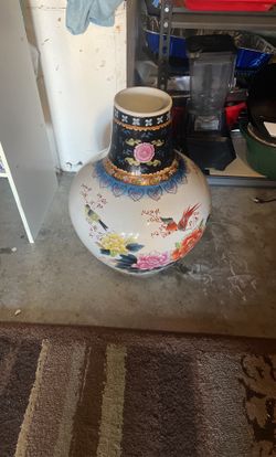 Chinese Famille Rose hand-painted bird vase