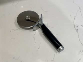 9” Stainless Steel Pizza Cutter Wheel – Like New 🍕