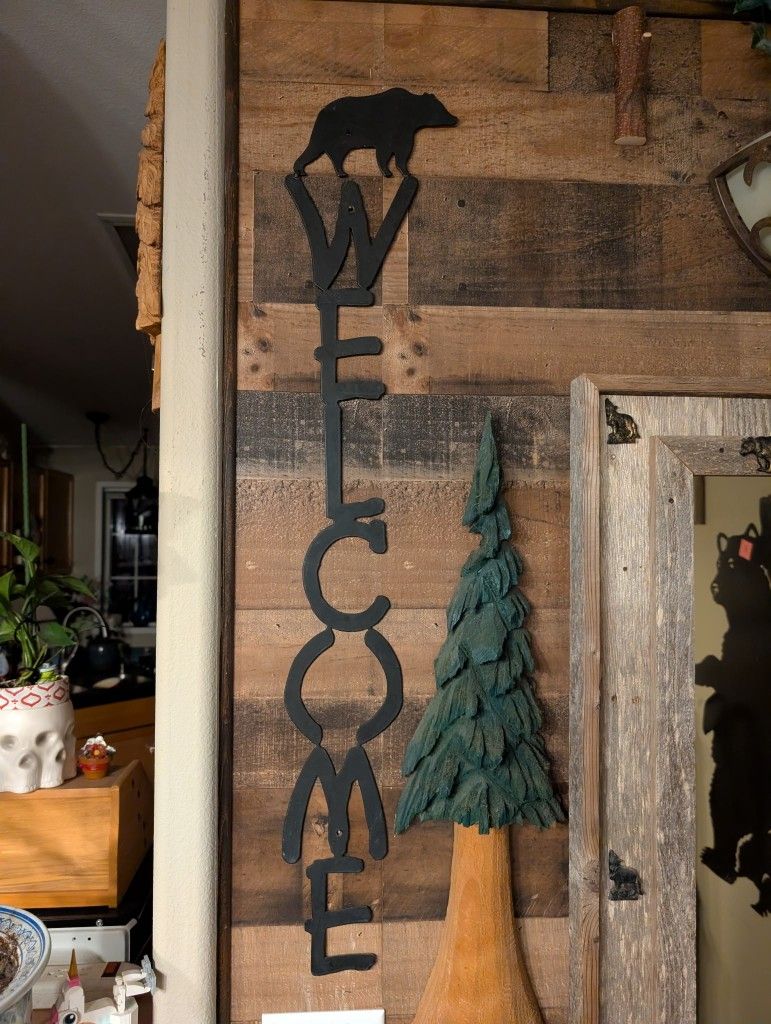 Bear Welcome Meatl Sign