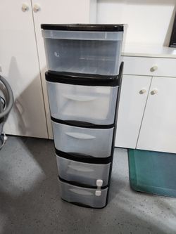 5 clear, stackable storage containers