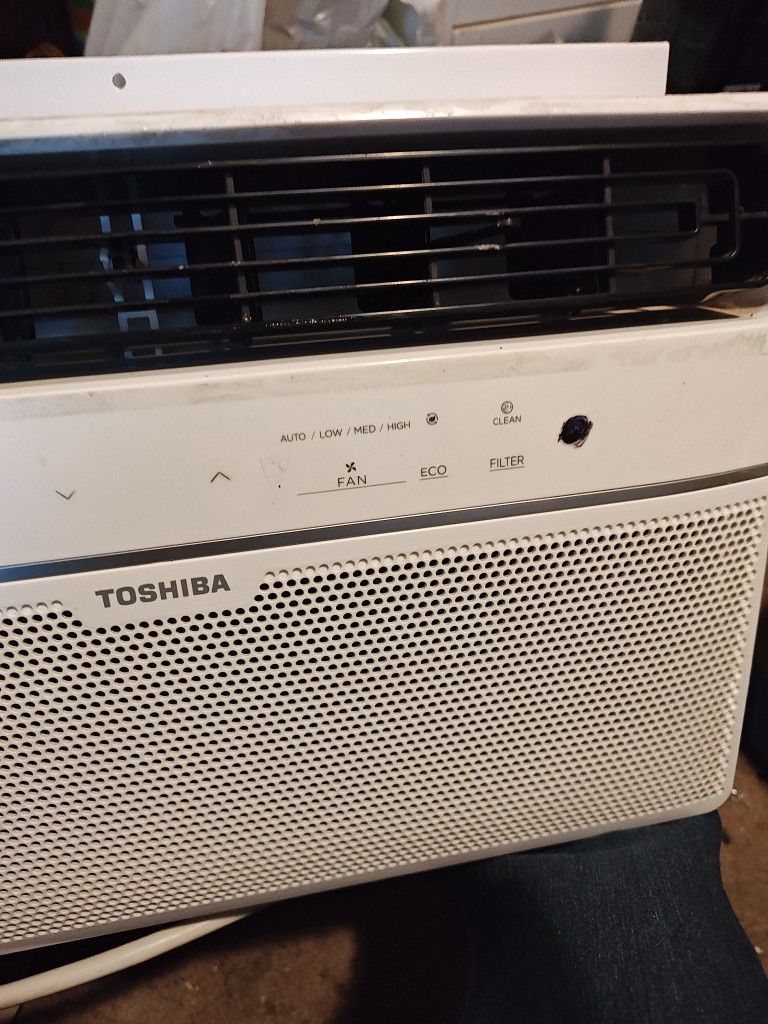 Toshiba 8,000 BTU. Window AC ..Obo