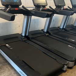 Life Fitness SE3-HD Club Series Treadmill in Great Condition. Commercial Gym Equipment. 