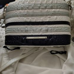New Brahmin.. Purse .. Beautiful And Looks Brand New