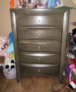FREE Dresser with 5 drawers