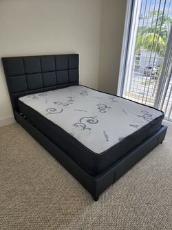 Brand New Queen Bed with Mattress / Cama Queen con Colchon Nueva a Estrenar