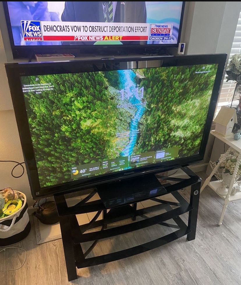  Beautiful condition  50 Inch Panasonic Viera Plasma HDTV Tv With Stand! Has been in storage for a decade works great lots of life excellent find pict