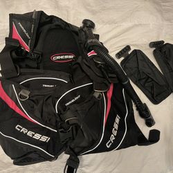 Women’s Cressi Pink Travel Light Diving Set With Carry On Bag