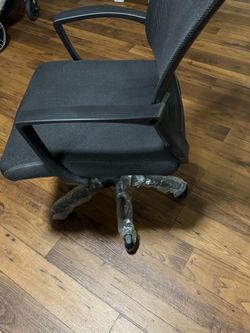 Black Mesh Office Chair with Wheels (Excellent Condition - Move out sale)