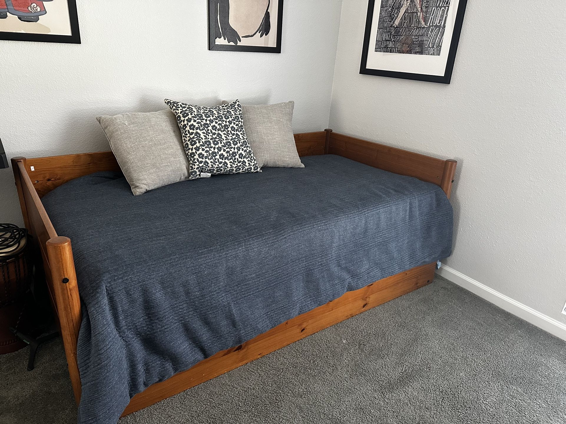 Twin Daybed with Trundle and Mattresses