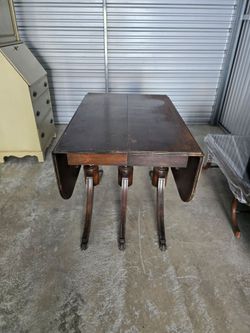 Table with leaves and folds