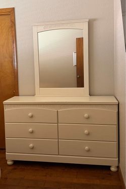 4 pc Bedroom Set (Pick Up)