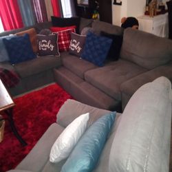 LIVING ROOM FURNITURE 