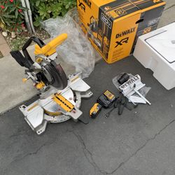 DEWALT XR 10” DOBLE BEVEL COMPOUND MITER SAW 20V INCLUDED 1 BATTERY AND 1 CHARGER 