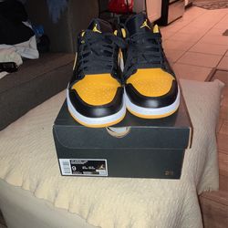Air Jordan 1s Size 9 Men’s Low Too