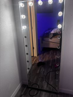 Empressions  Body Mirror 300$ Missing A Few Light Bulbs