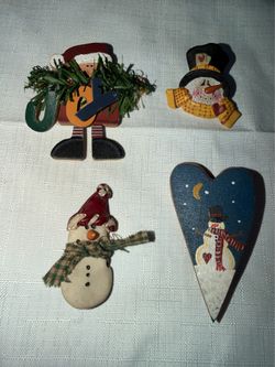 LOT OF VARIOUS HOLIDAY SNOWMAN SNOWMEN PINS OR LAPEL PINS SOME VINTAGE
