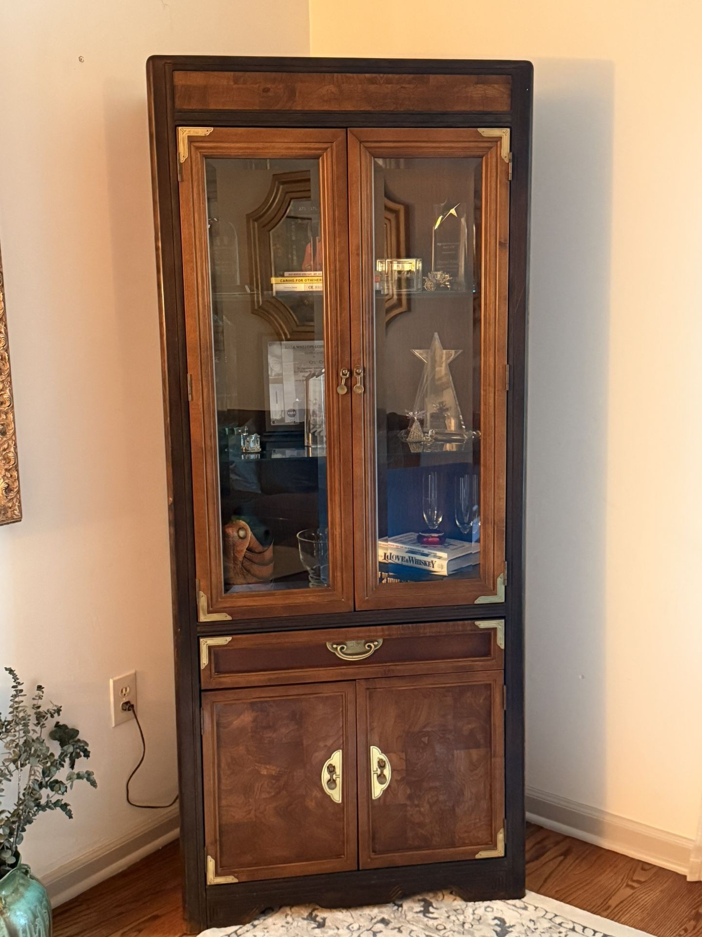 Elegant Wood Display Cabinet / China Cabinet – Solid & Timeless