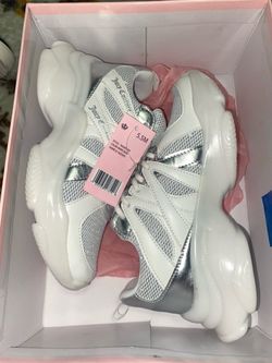 Sneakers (Size 5.5) 👉$30 (New)👈