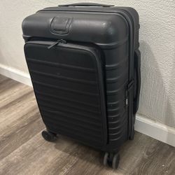 Beis THE FRONT POCKET CARRY-ON ROLLER IN BLACK