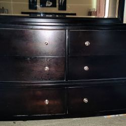 Dresser With Mirror 