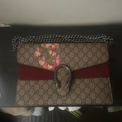 Gucci Dionysus GG Supreme Shoulder Bag – Floral Embroidery & Red Suede Detail