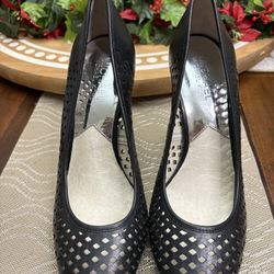 Michael Kors Black Leather Perforated Pumps Stiletto Heels Classic Dress Shoes - Size 7.5