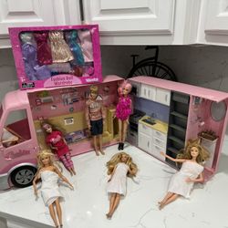 Barbie r van , dolls are included, SELLING AS IS !!!’