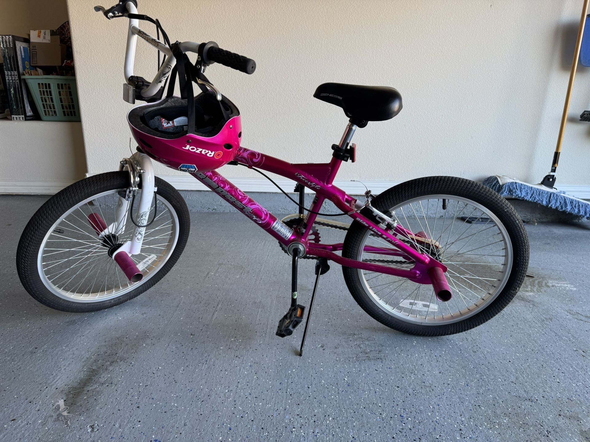 Razor Girls 20 Inch freestyle Bike