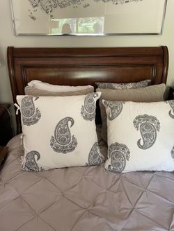 Queen Size Bed With End tables