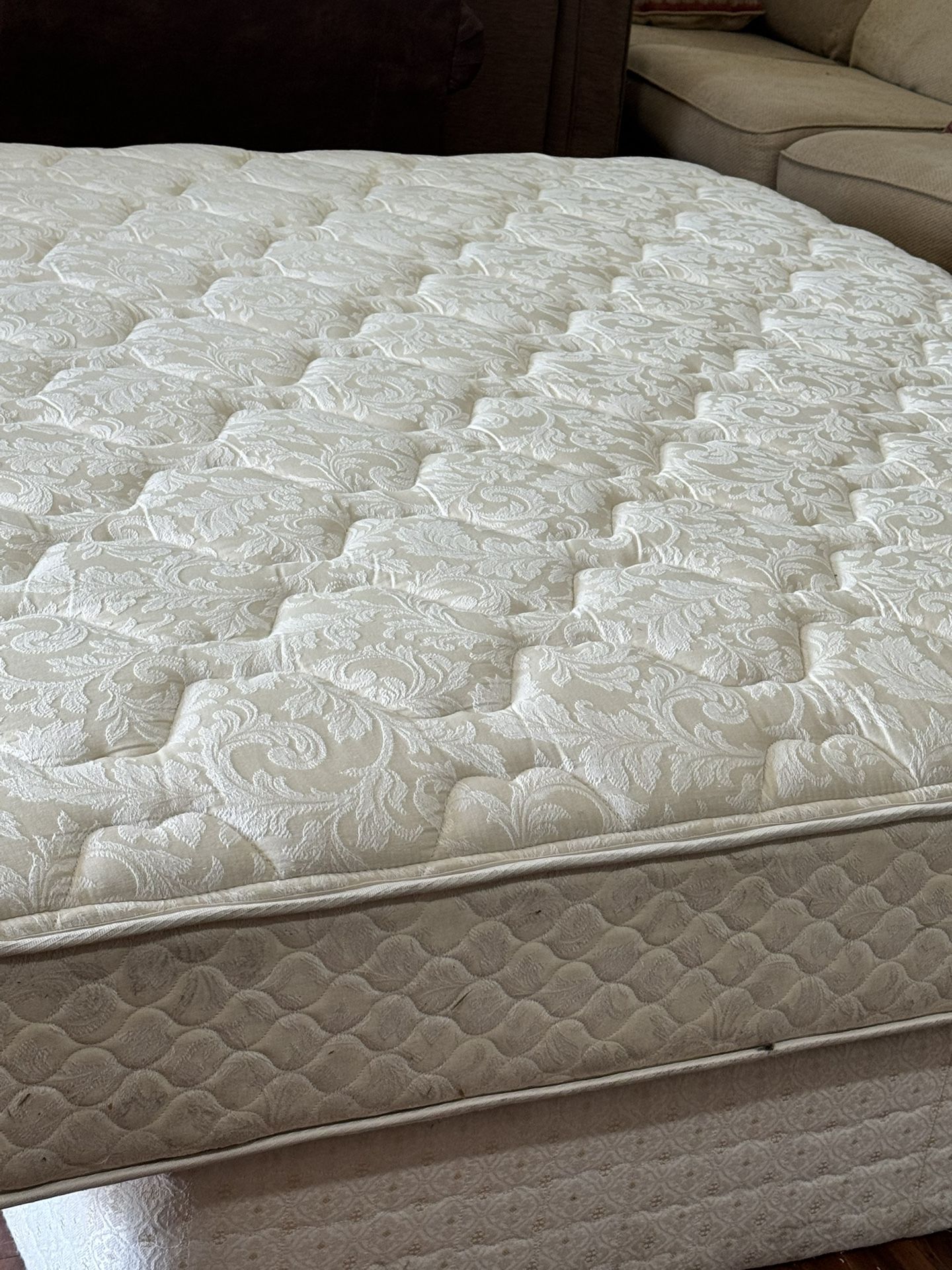 USED KING SIZE DOUBLE SIDE TOP MATTRESS WITH BOX SPRINGS DELIVERY