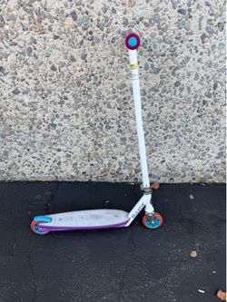 Razor Scooter white purple pink wheels. Lights up