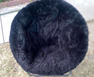 Circle chair Black flurry good condition